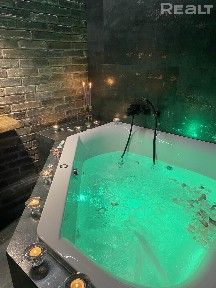 Уникальные апартаменты с огромной СПА джакузи и камином