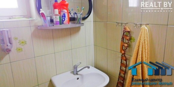 ДАЧА С МАНДСАРДНЫМ ДОМИКОМ И БАНЕЙ В ЛЕСУ