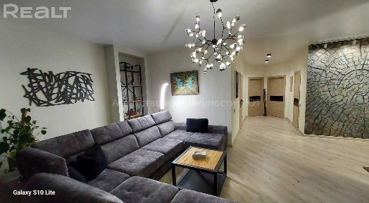 Продается 4-комнатная квартира, ул. Калинина