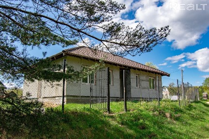 Загородный дом около леса