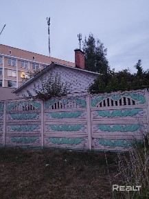 Кирпичный жилой дом с деревянной мансардой в самом центре города.