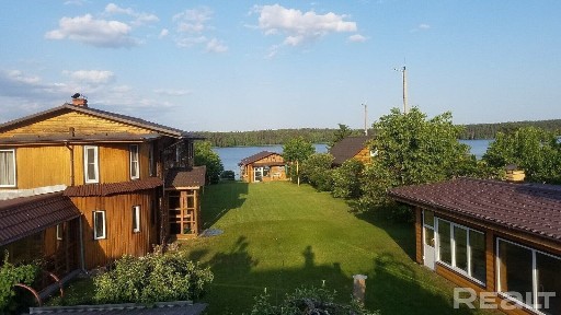 Благоустроенный дом с прямым выходом к озеру прямо на берегу