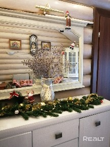 Бревенчатый гостевой дом в городе.