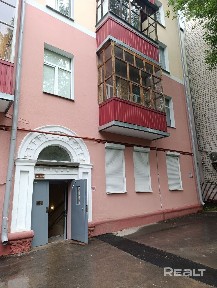 Продается 4-х комнатная квартира в центре города.