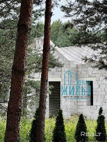 Незавершенное строение на берегу озера