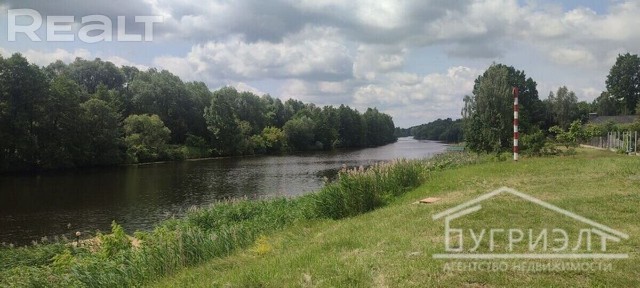 Коробка дома на берегу реки - 250307