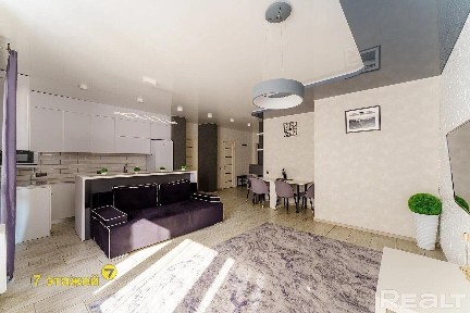 Продается просторная 2-х комнатная квартира.