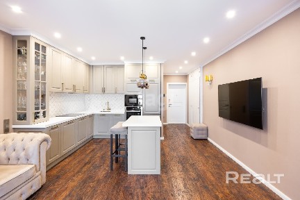 Просторная трёхкомнатная квартира с дизайнерским ремонтом в Минск-Мире рядом с метро