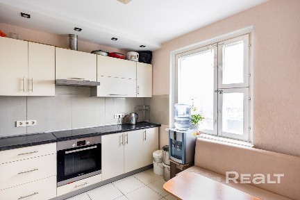 Продаётся просторная 3-комнатная квартира в доме 2008 года.