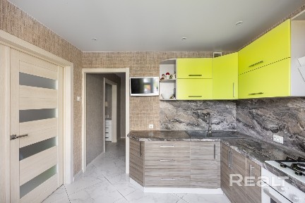 Продается просторная двухкомнатная квартира в пешей доступности от метро «Каменная горка».