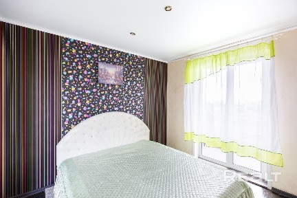 Светлая трехкомнатная комнатная квартира в хорошем районе!