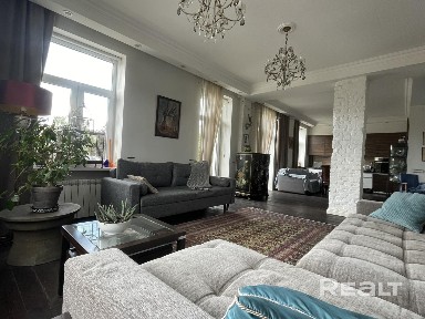 Спокойная городская классика с видом на колоннаду Ботанического сада