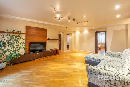 Продаётся 4-х комнатная квартира в Центральном р-не, кирпичный дом!