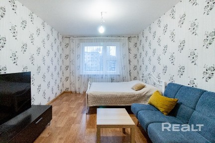 Продается светлая и уютная 1 ком квартира большой площади в зеленом районе города.