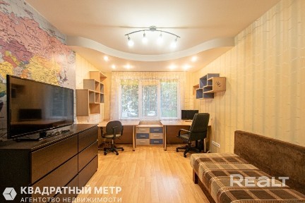 Продается светлая 3-комнатная квартира по ул. Тикоцкого 46