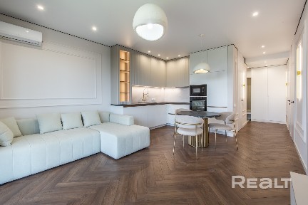 Представляем вашему вниманию стильную и уютную трехкомнатную квартиру.