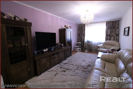 Продаётся 4-комнатная квартира в кирпичном доме, в окружении зелени.