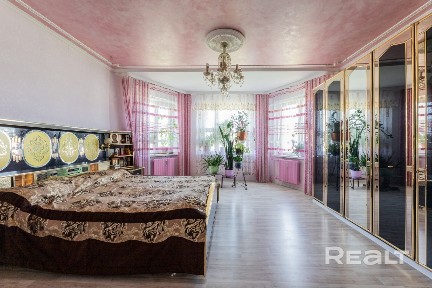 Просторная, светлая 3-комнатная квартира с отличной планировкой во Фрунзенском районе.