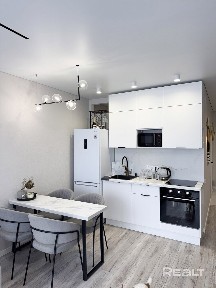 Светлая просторная квартира с шикарным видом на парк Челюскинцев.