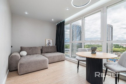 Шикарная видовая просторная квартира в Минск Мире