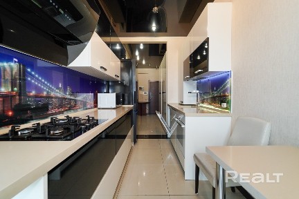 Продается 2-х комнатная сталинка в самом центре Минска, возле метро Площадь победы