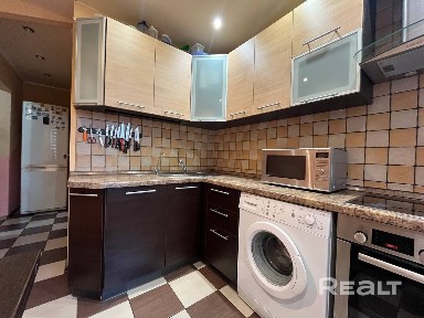 Просторная 3-комнатная квартира улучшенной планировки в зелёном и спокойном районе.