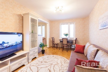 Продаётся трёхкомнатная квартира в центре города!