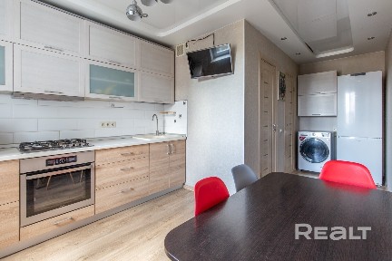 Предлагаем Вам уютную, светлую трехкомнатную квартиру в Лошице по ул. Прушинских, 52.