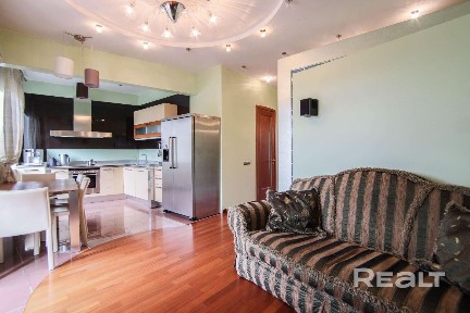 Продается просторная 3-х комнатная квартира-сталинка по ул. Энгельса, 12!