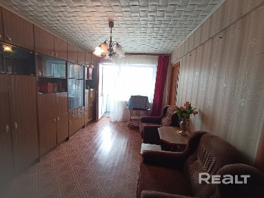 Продается четырехкомнатная квартира по адресу: ул. Орджоникидзе, 8.