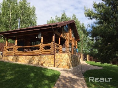 Уютный домик на склоне с прекрасным видом на лес