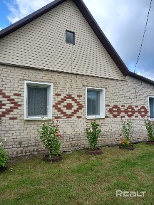 Уютный бревенчатый дом в живописном месте рядом с озером