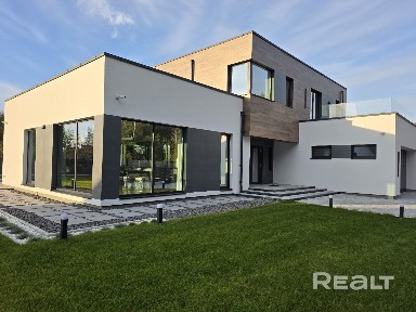 Современный новый дом в качественном исполнении.