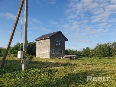 В продаже жилой дом! Расположен в живописном месте, вблизи прекрасного озера.