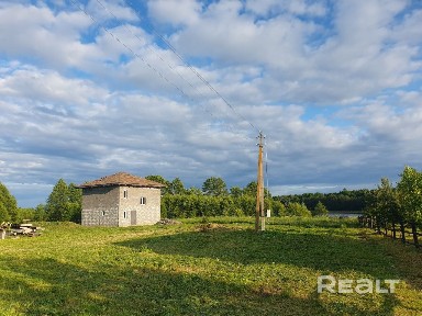 В продаже жилой дом! Расположен в живописном месте, вблизи прекрасного озера.