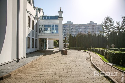 Уютный офис в центре города среди зеленого парка