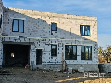 Полдома с большим участком на берегу реки Мухавец