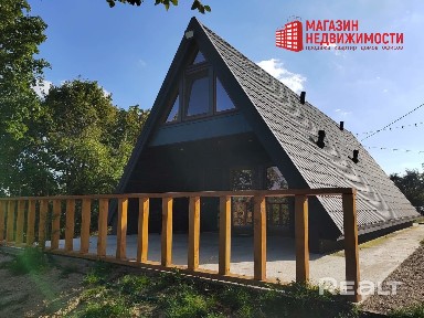 Современный стильный дом в стиле А-фрейм у реки