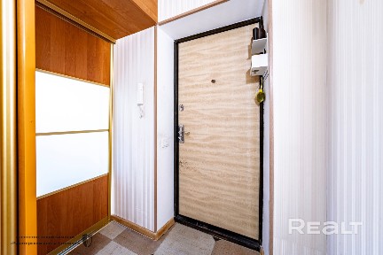 Предлагается в продажу просторная трёхкомнатная квартира в тихом зеленом центре Минска.