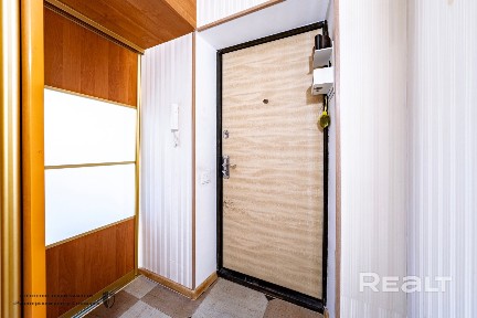 Предлагается в продажу просторная трёхкомнатная квартира в тихом зеленом центре Минска.