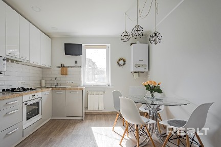 Дом в спокойном районе с закрытым двором и собственным парковочным местом + гаражом+барбекю-зона