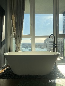 Роскошный пентхаус с ванной у окна и камином