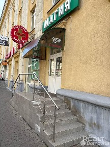 Продается изолированное помещение с тремя входами и выходами.