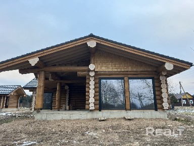 Новый деревянный дом с панорамными видами на лес и поле