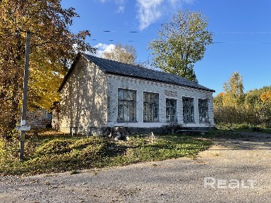 Дом по соседству с храмом в тихой деревне