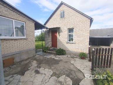 Большой кирпичный дом в г. п. Радунь Вороновского р-на.