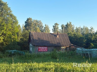 Продается дом на просторном, живописном земельном участке.