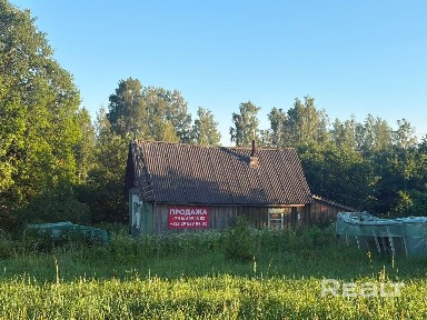 Продается дом на просторном, живописном земельном участке.
