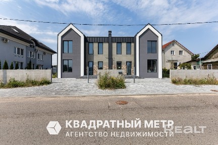 Продается современный двухуровневый таунхаус с террасой и собственным участком.