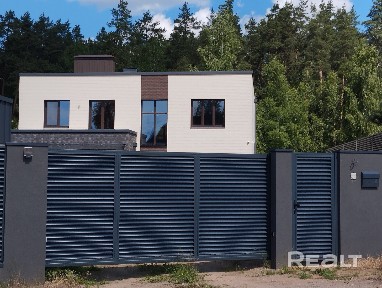 Оригинальный проект в тихом месте рядом с городом. Двое соседей, большой участок возле леса.